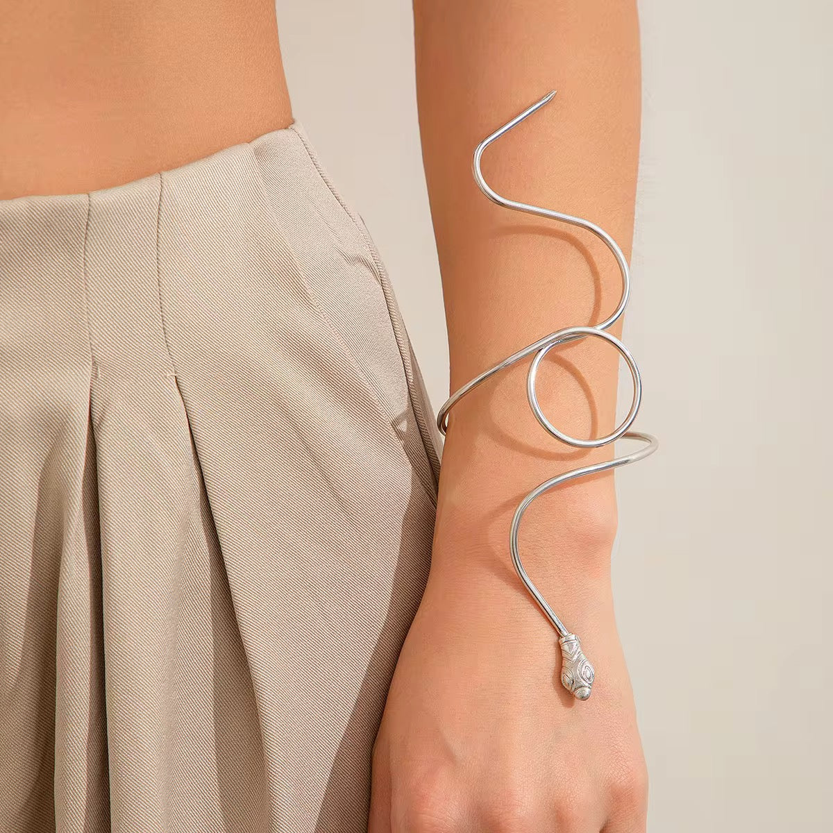 Geometric arm bracket