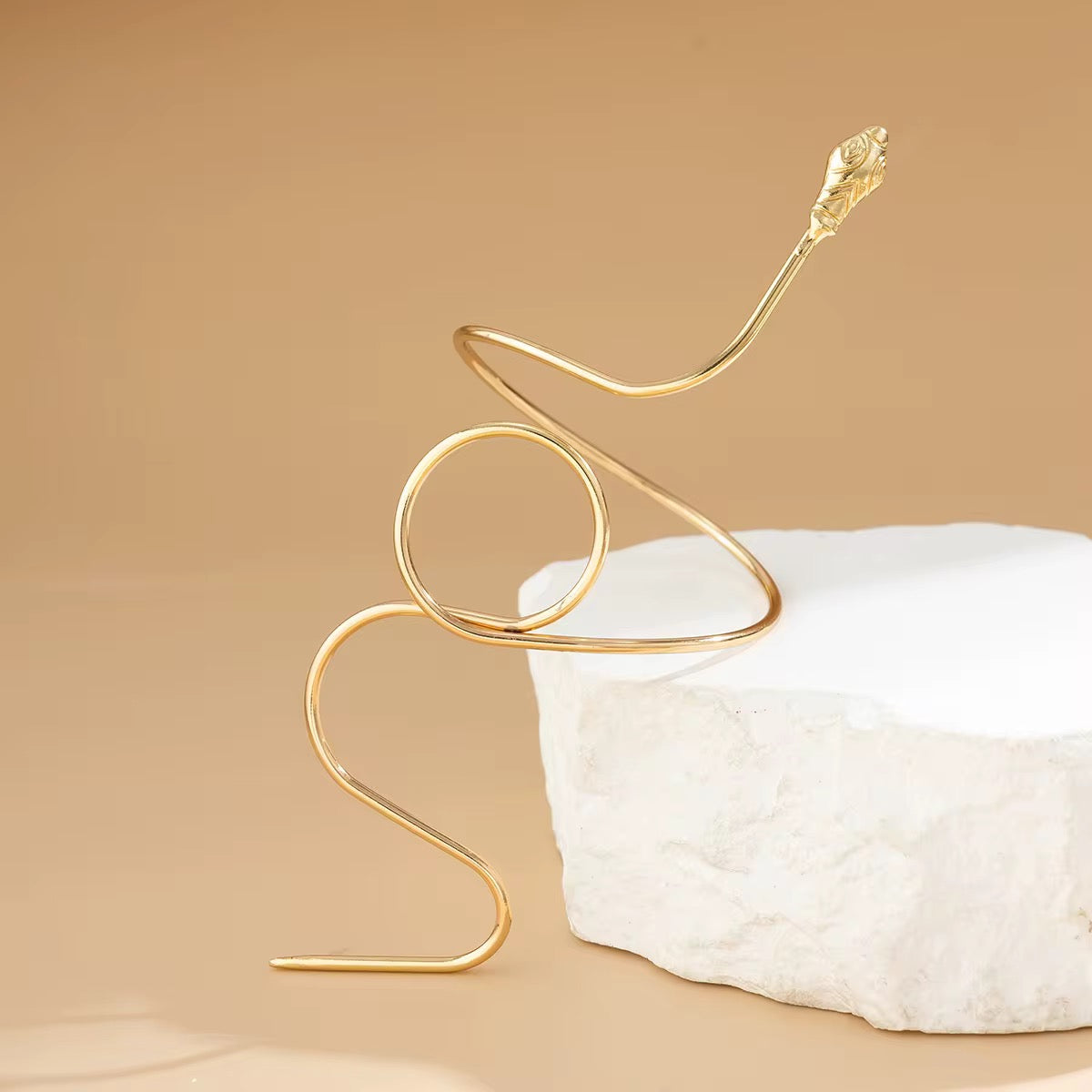 Geometric arm bracket